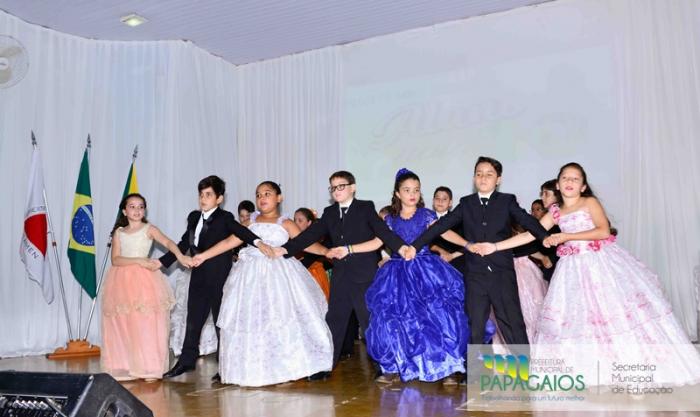 Apresentação artística dos alunos do 4°ano da Escola Municipal Olegário Pereira