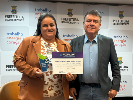 Prefeita de Papagaios Recebe Prêmio de Prefeita Inovadora no Fórum de Cidades Inteligentes da Região