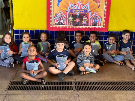 Prefeitura de Papagaios realiza entrega de uniformes escolares para alunos da rede municipal